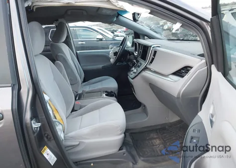 2015 Toyota Sienna Le 8 Passenger z USA, uszkodzony, nr VIN 5TDKK3DC1FS616613